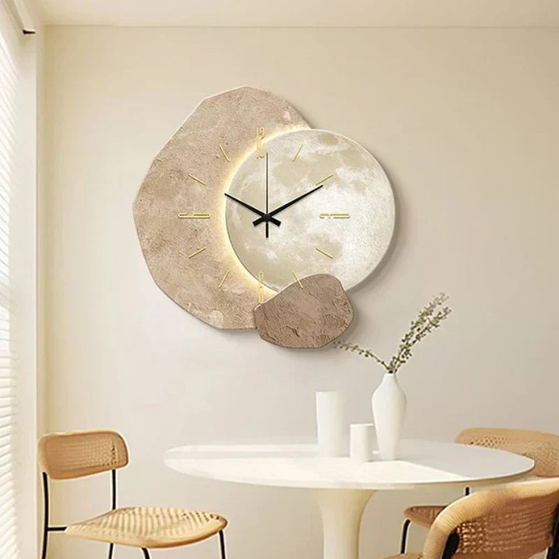 Decoratieve Scandinavische klok met verlichting, een modern accent voor woonkamer of hal.