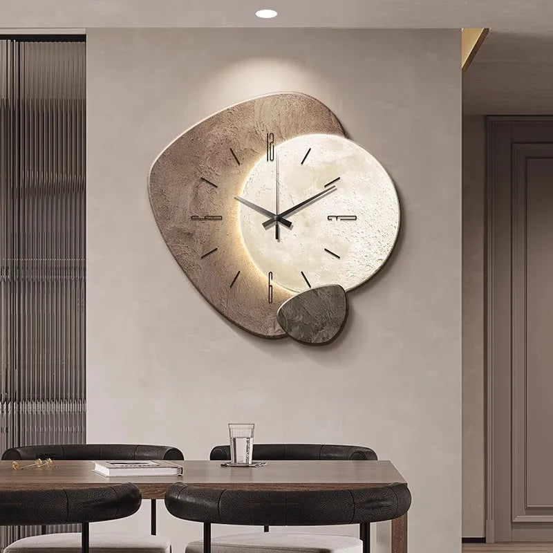Stille quartz wandklok met sfeervolle verlichting, geschikt voor een rustgevend interieur.