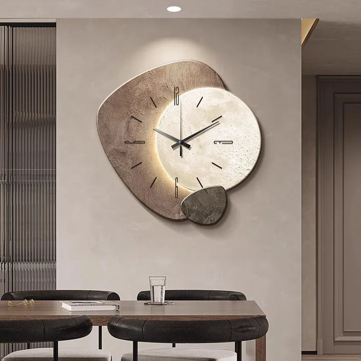 Stille quartz wandklok met sfeervolle verlichting, geschikt voor een rustgevend interieur.