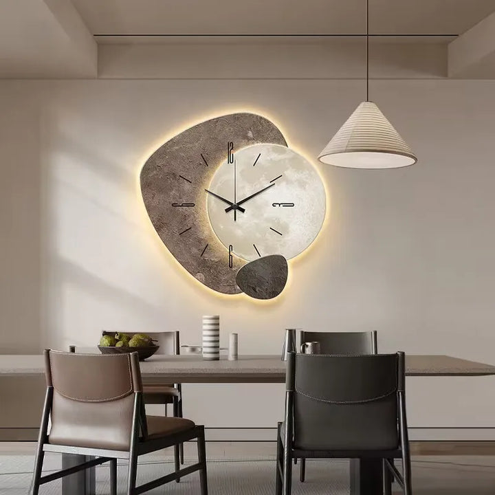 Close-up van de moderne Scandinavische designklok met subtiele LED sfeerverlichting.