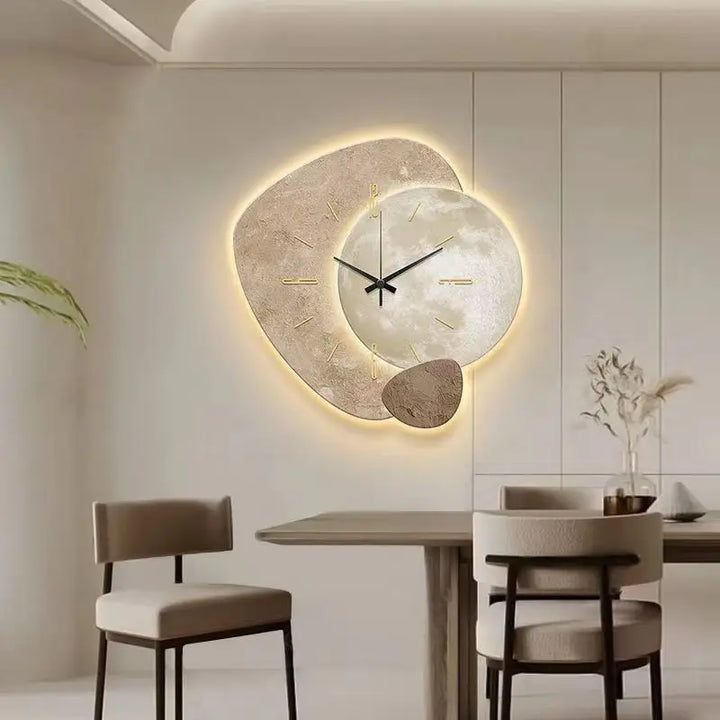 Moderne designklok als Scandinavische decoratie met warme sfeerverlichting.