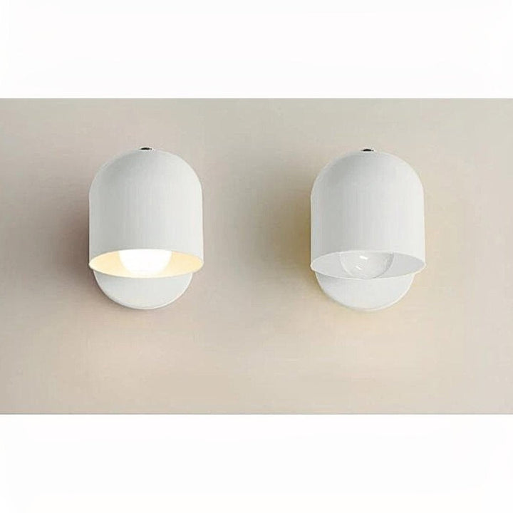 Scandinavische wandlamp met kleurrijk design, sfeervol licht en metalen afwerking. Modern interieur accent.