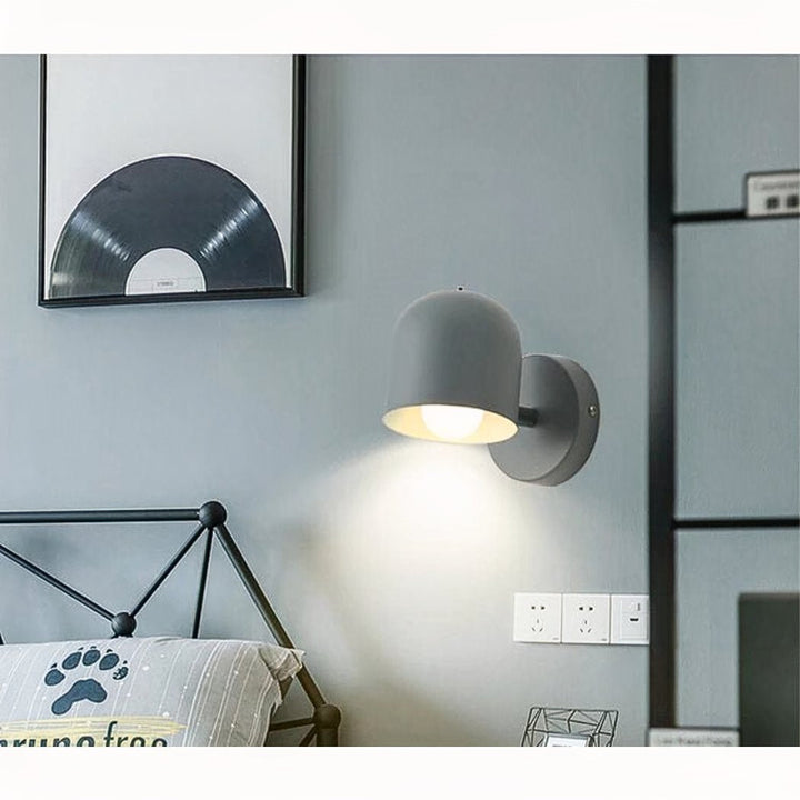 Kleurrijke Scandinavische wandlamp, perfect als sfeerlicht. Modern en minimalistisch design voor verlichting.