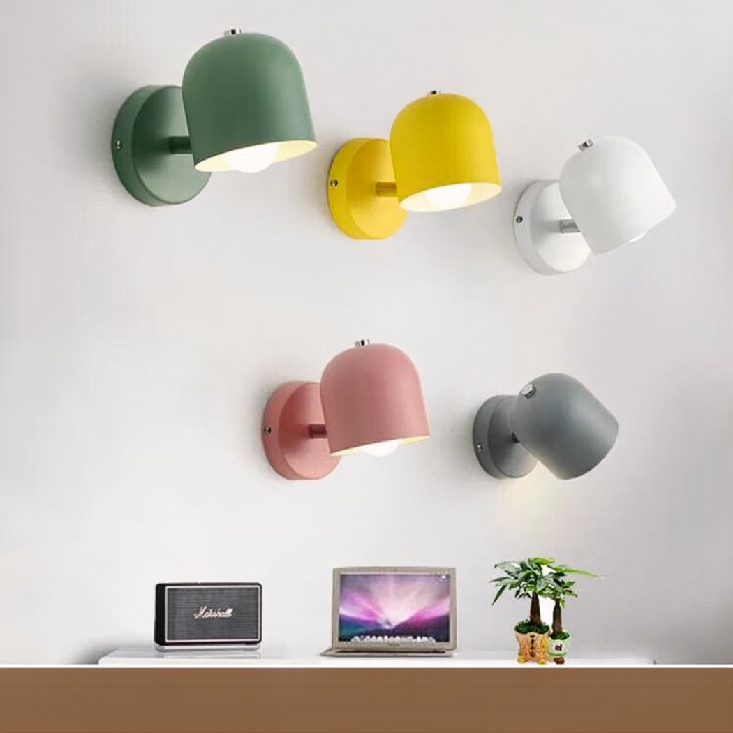 Stijlvolle NordicGlow wandlamp. Metaal met kleuraccent voor een warm en modern interieur. Scandinavische verlichting.