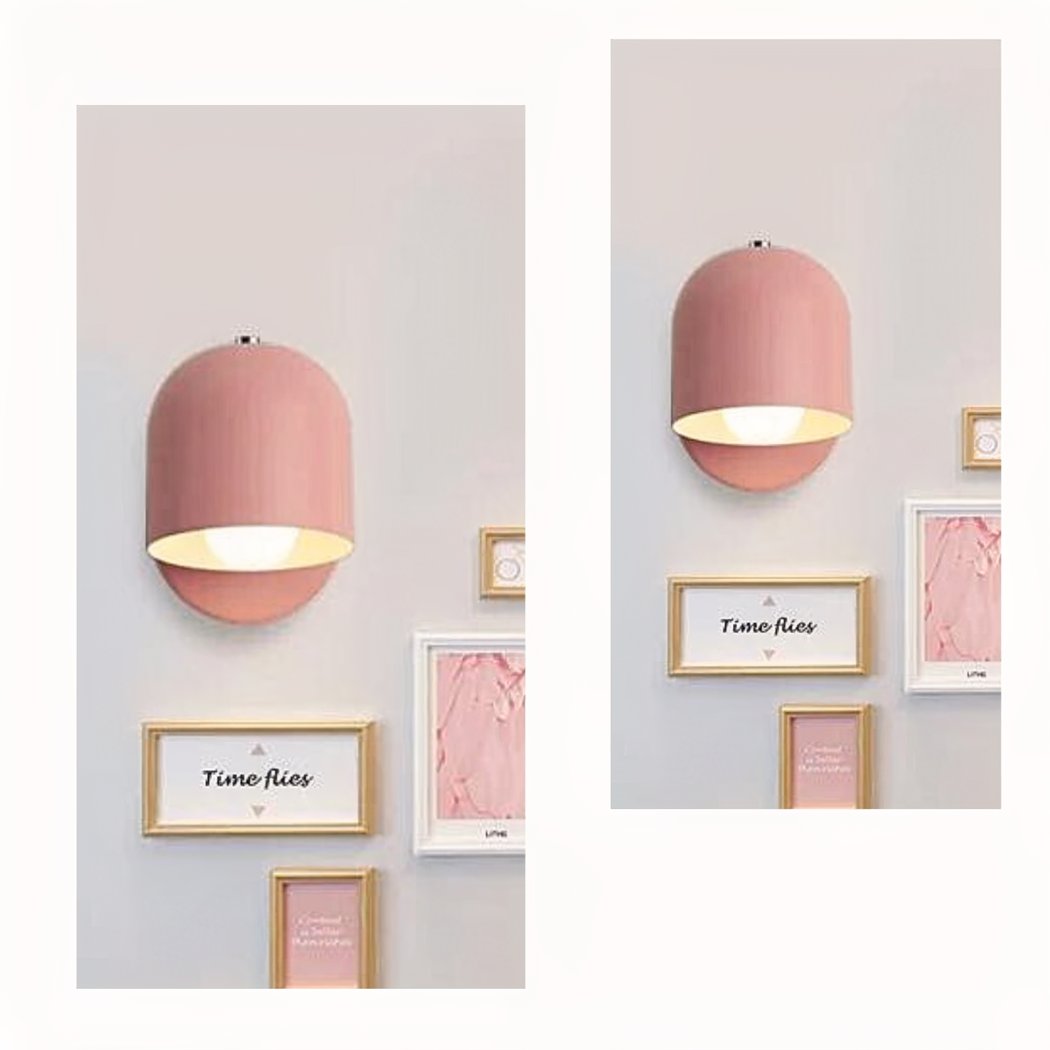 Minimalistische Scandinavische wandlamp. Kleurrijk metaal en sfeervolle verlichting voor een eigentijds interieur.