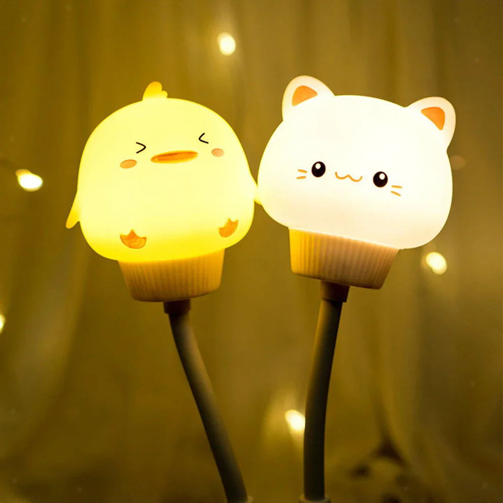 Close-up van schattig nachtlampje met dierenthema, focus op warme lichtgloed en detail.