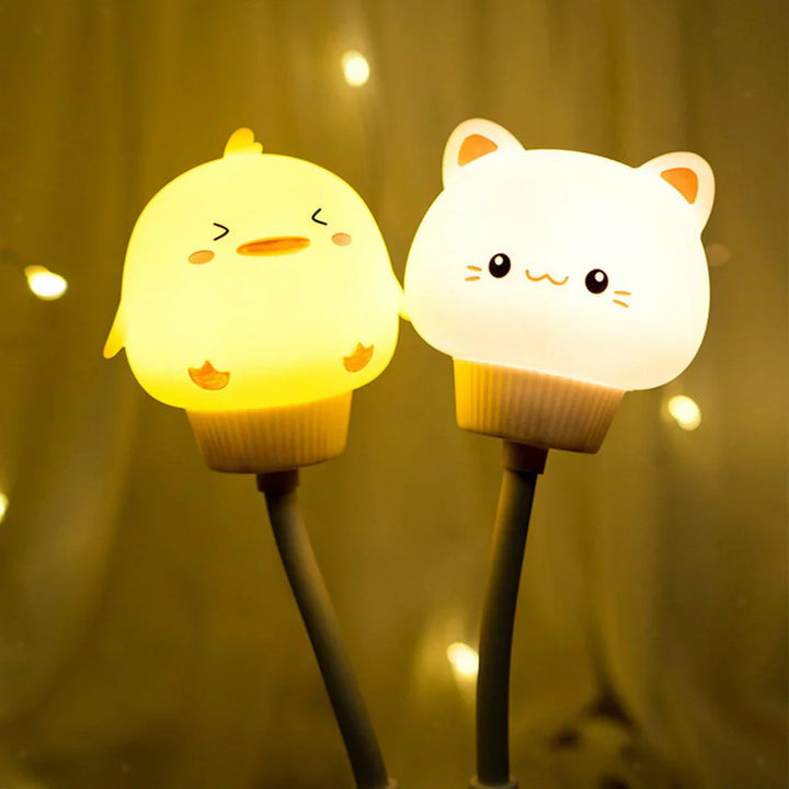 Close-up van schattig nachtlampje met dierenthema, focus op warme lichtgloed en detail.