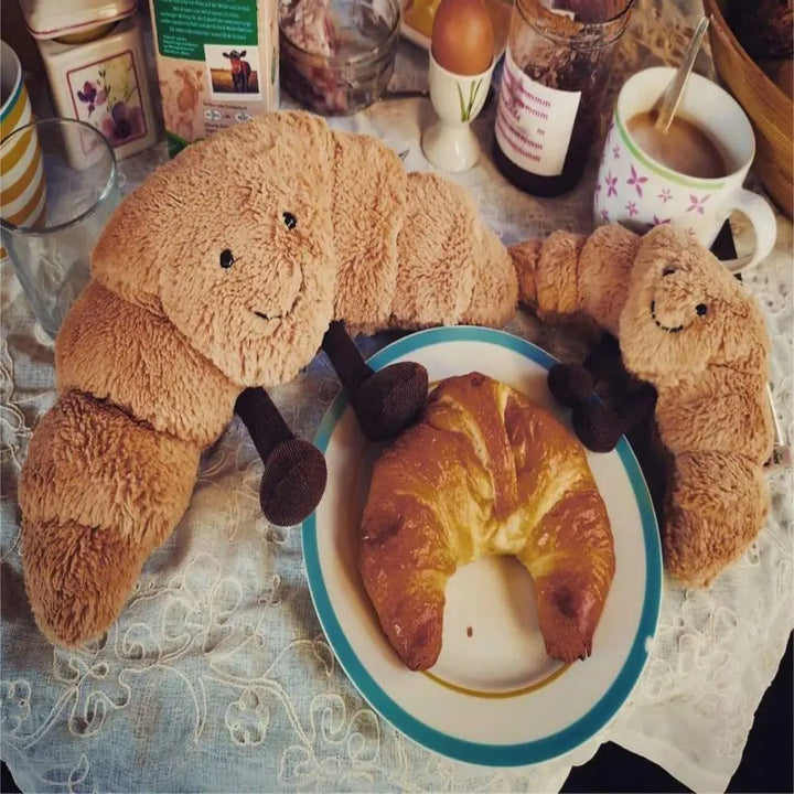 Schattige pluchen croissant knuffel met lachend gezicht, kort pluche en PP-katoen, perfecte decoratie of cadeau.