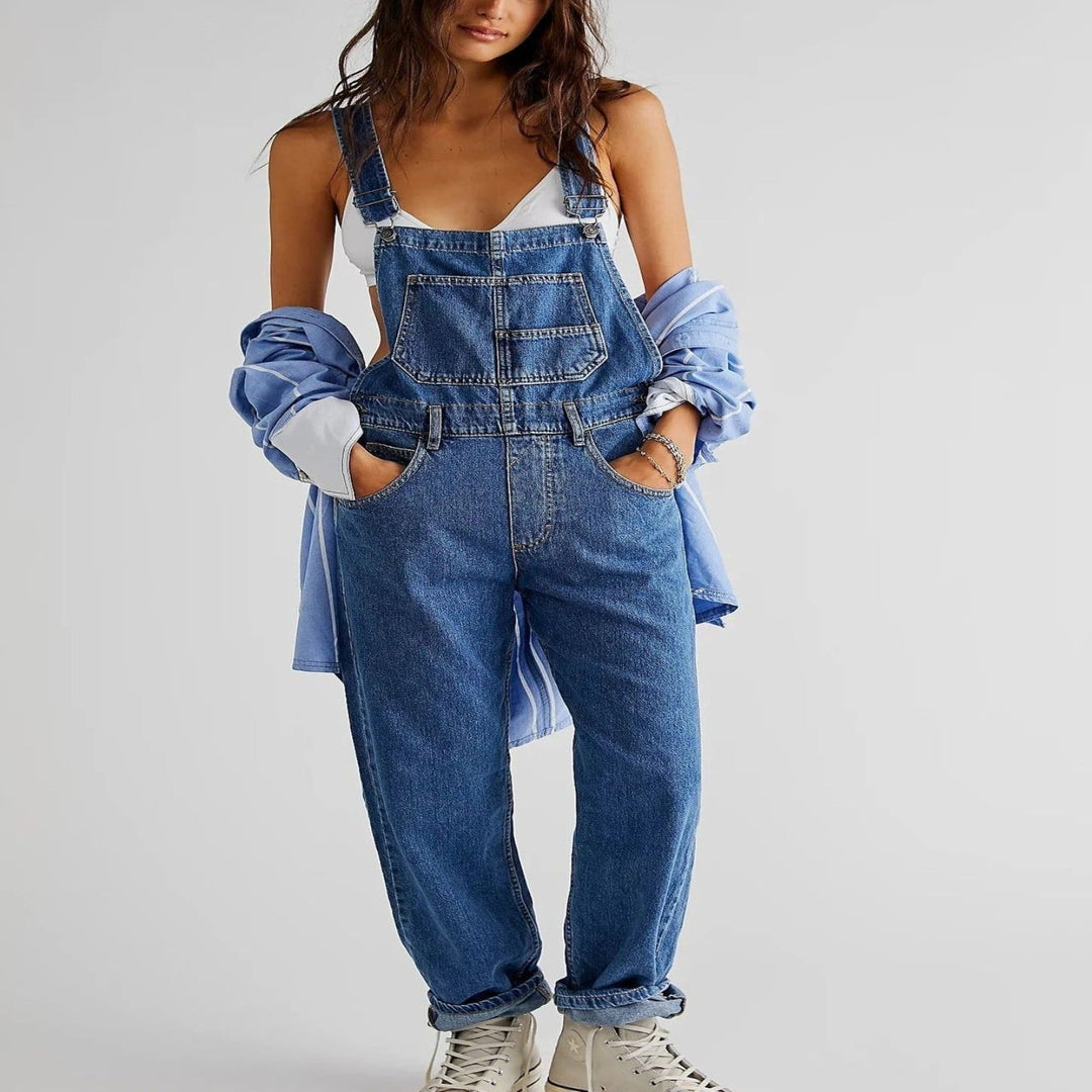 Trendy denim jumpsuit voor dames, een comfortabele en modieuze keuze voor een casual lente-outfit.