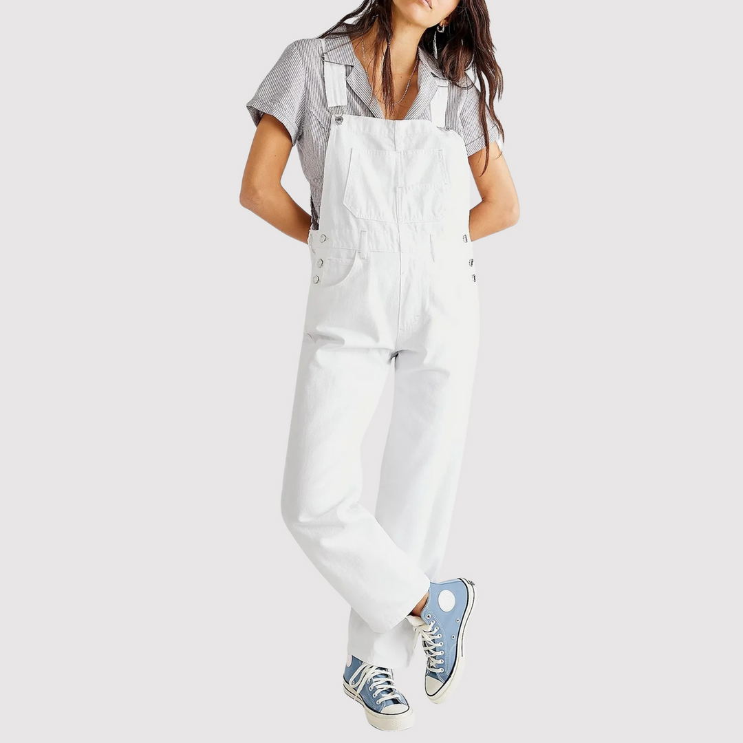 Modieuze dames tuinbroek van blauwe denim, perfect als comfortabele casual outfit voor elk seizoen.