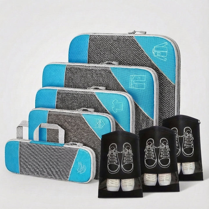 Hand stopt kleding in een LiteCube pakkubus, toont het gemak van deze reis organizers.