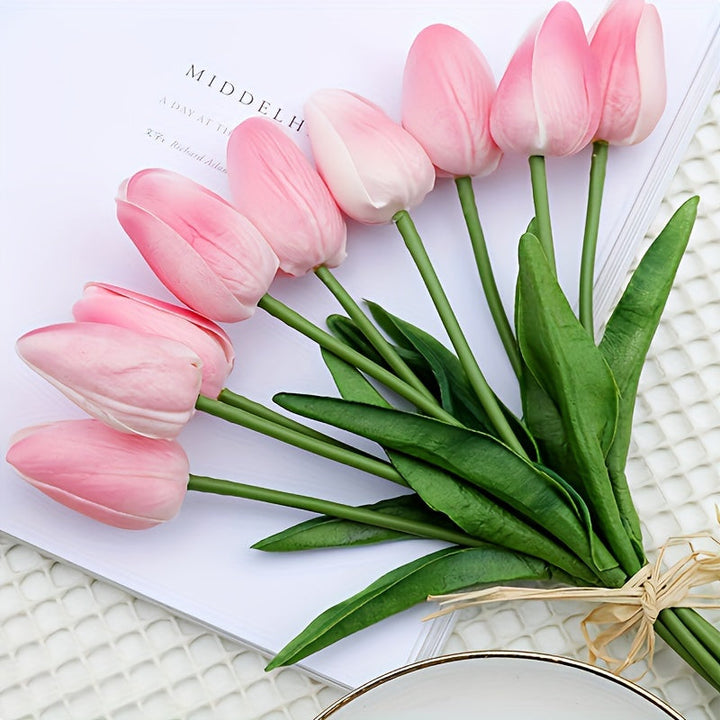 Levendige set van 10 realistische kunsttulpen, ideale voorjaarsdecoratie voor elk interieur of evenement.