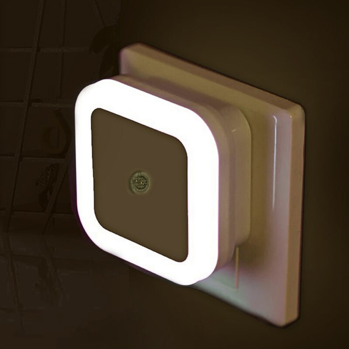Energiezuinige LED nachtlampjes (set van 2) met automatische lichtsensor voor rustige nachten in de kinderkamer.