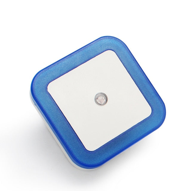 Compact LED nachtlampje met lichtsensor, perfect voor de babykamer of als veilige verlichting voor kinderen.