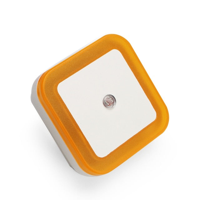 Twee stekkerklare LED nachtlampjes met lichtsensor, ideaal voor veilige en energiezuinige kinderkamerverlichting.