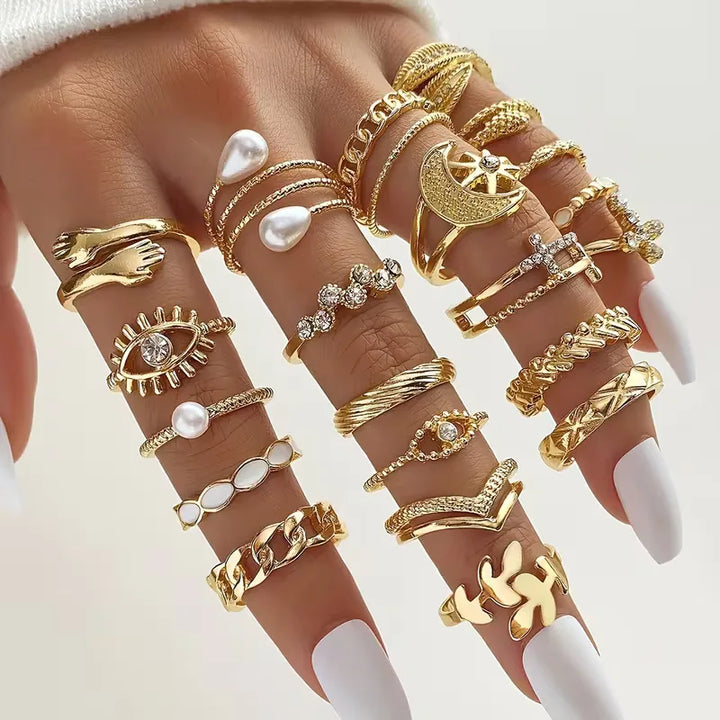 Set van 22 goudkleurige vintage damesringen, diverse bohemian stijlen. Perfecte sieraden accessoires.