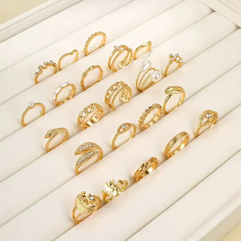 Detail van goudkleurige vintage dames ringen met ingewikkelde patronen en bohemian accenten. Zinklegering.