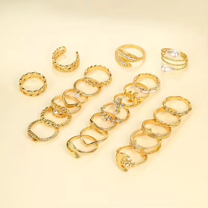 Diverse goudkleurige statement ringen voor dames, vintage en bohemian stijl, als complete sieraden set.