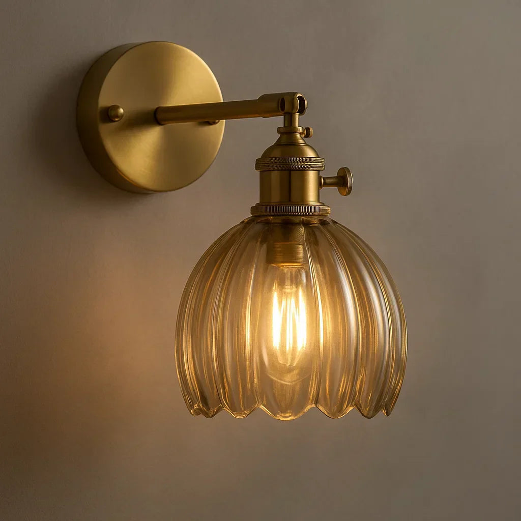 Sfeervolle retro glazen tulpen wandlamp; stijlvolle verlichting voor woonkamer & slaapkamer interieur.
