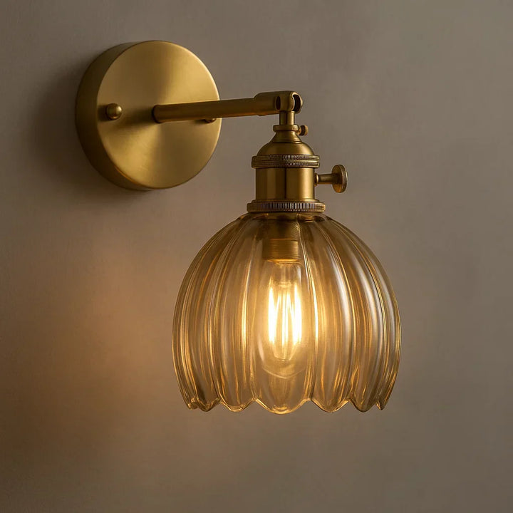Sfeervolle retro glazen tulpen wandlamp; stijlvolle verlichting voor woonkamer & slaapkamer interieur.