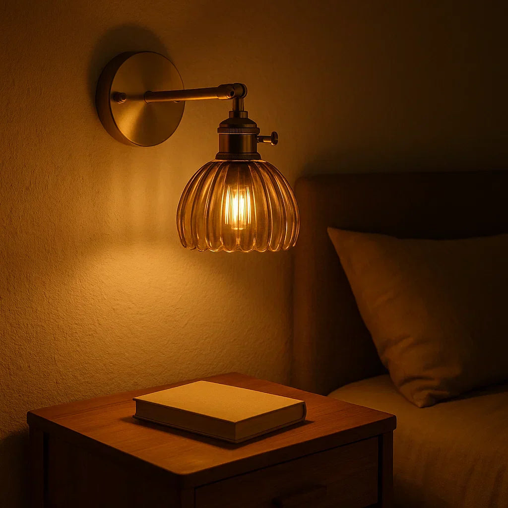 Moderne retro glazen tulpen wandlamp, perfect voor subtiele en sfeervolle verlichting in huis.