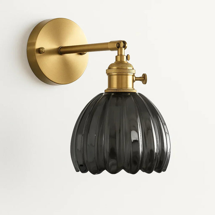 Klassieke retro tulp wandlamp van glas, elegant design voor een warme sfeer in elk modern interieur.