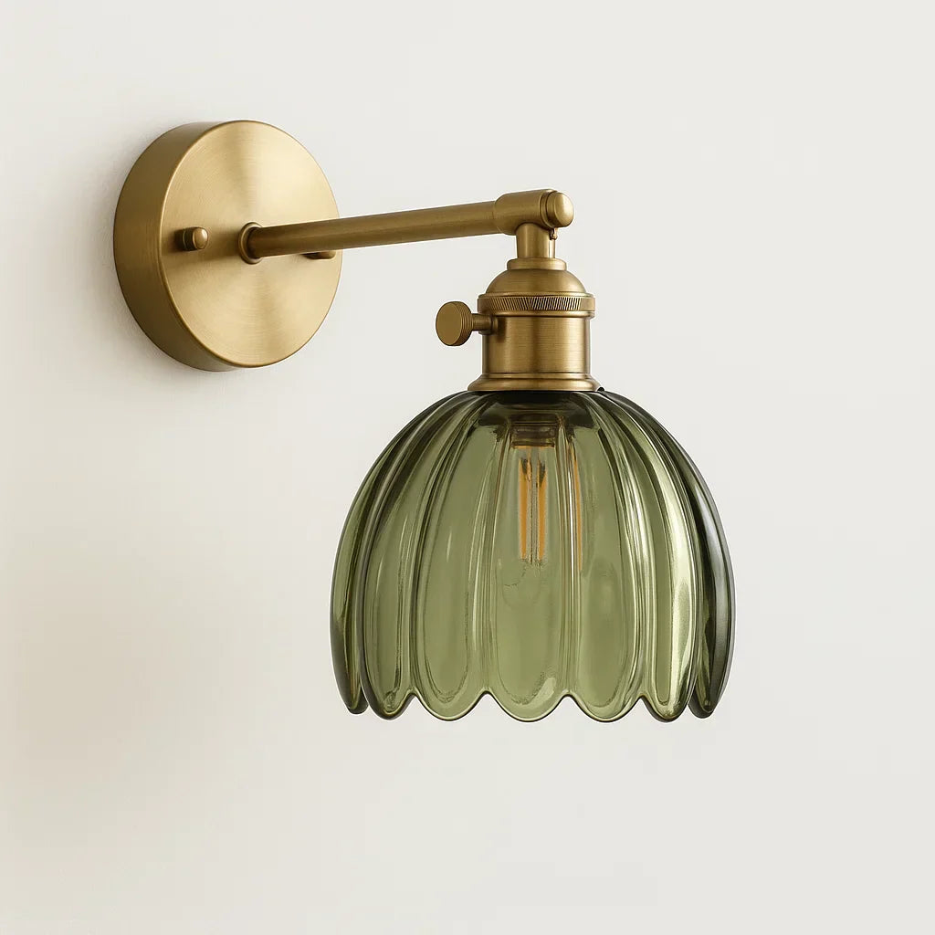 Decoratieve glazen tulpen wandlamp in retro stijl; perfecte sfeerverlichting voor hal of gang.