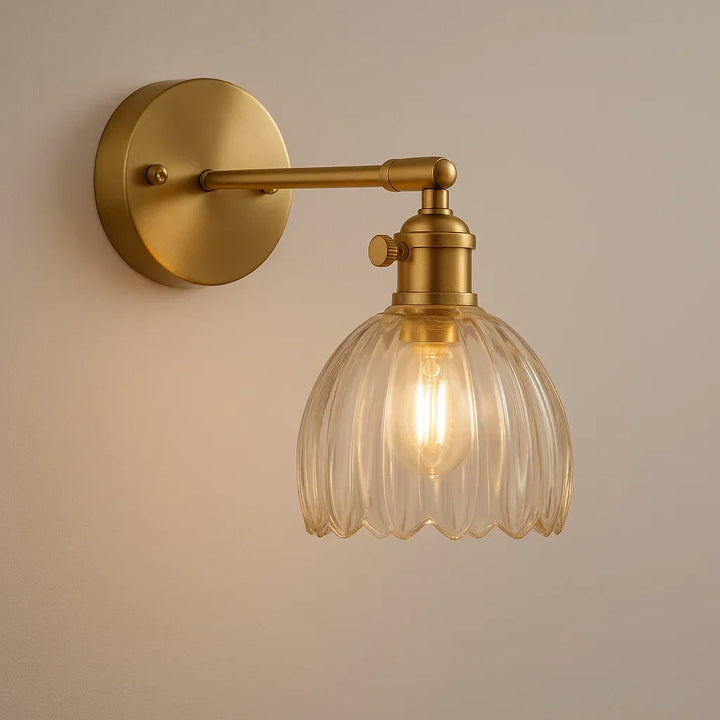 Unieke retro wandlamp met tulpvormig glas; creëert een sfeervolle lichtgloed in je thuisinterieur.