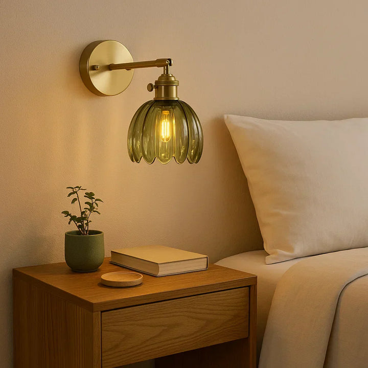 Vintage look tulpen wandlamp van helder glas, ideaal voor een klassieke touch in eetkamer of woonkamer.