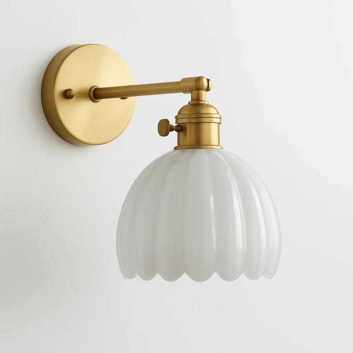 Glazen tulpen design wandlamp, retro stijl. Essentiële sfeerverlichting voor een gastvrije entree.