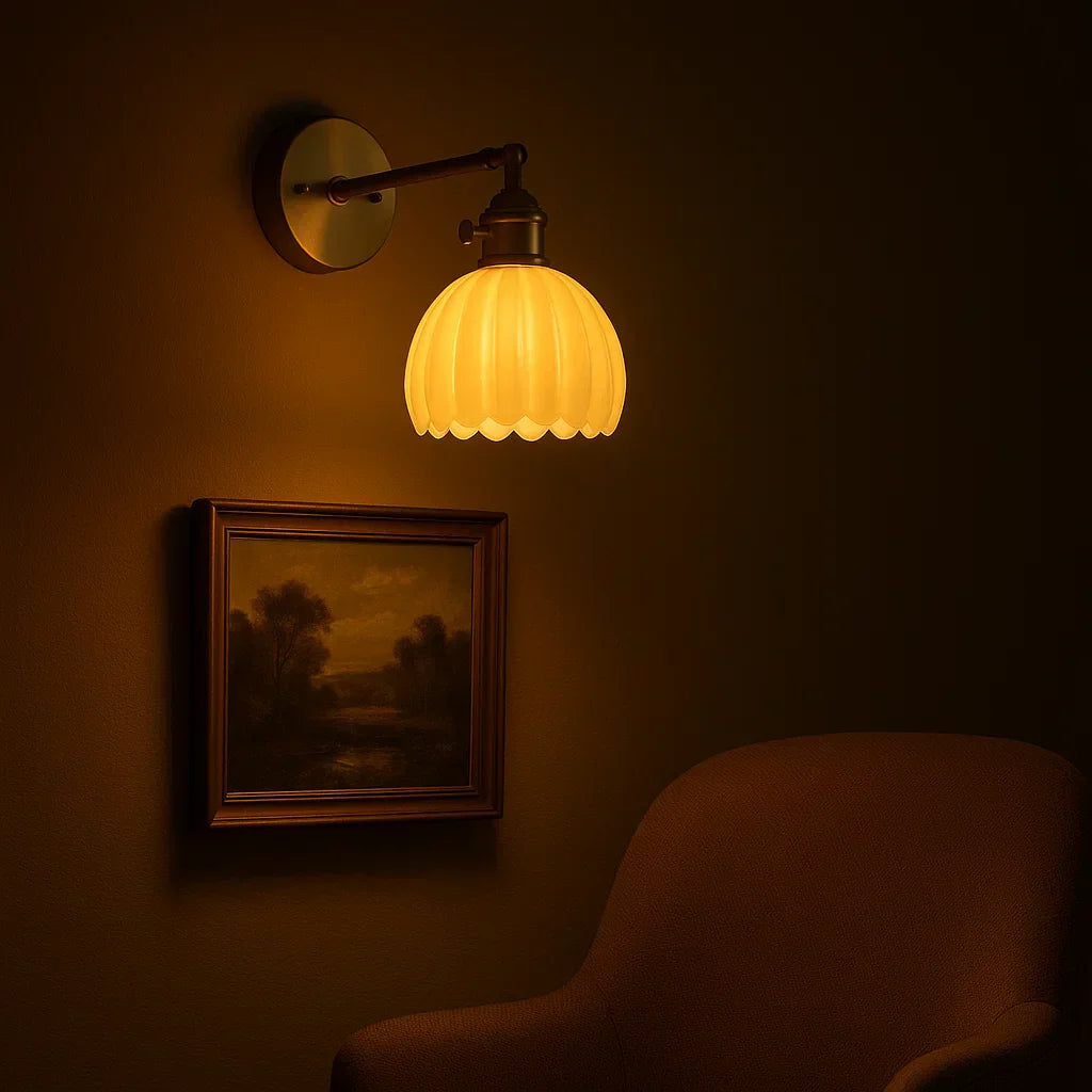 Stijlvolle retro glazen tulpen wandlamp; een klassieke toevoeging aan je interieur decoratie.