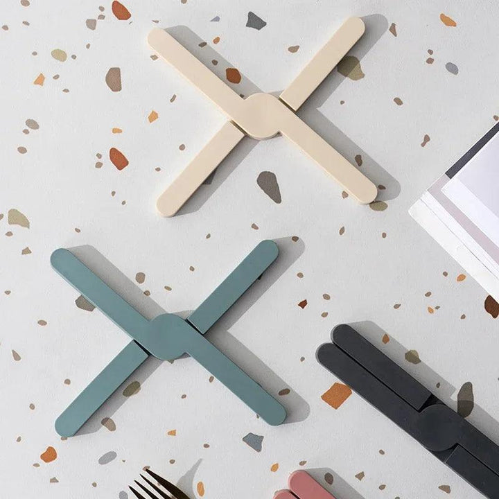 "Siliconen warmtebestendige pad, vouwbaar en antislip, beschermt tafels tegen hitte, compact en duurzaam, blauwe kleur."