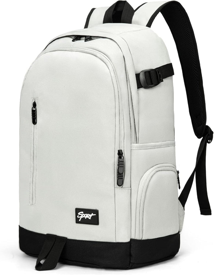 Model draagt de slanke 15,6" laptoprugzak tijdens het pendelen; stijlvol en praktisch voor werk.