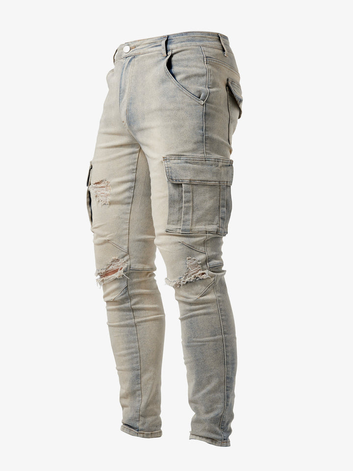 Man draagt comfortabele slim fit heren cargo jeans met stretch, perfect voor een casual look.