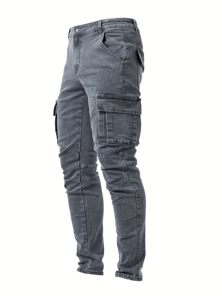 Zijaanzicht van de stijlvolle heren slim fit cargo jeans met functionele zijzakken en stretch stof.
