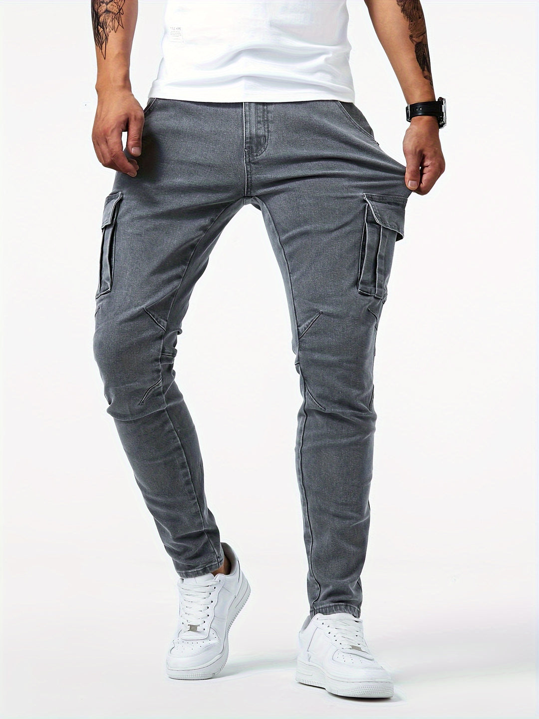 Close-up van de hoogwaardige stretch denim stof van deze modieuze heren cargo slim fit spijkerbroek.