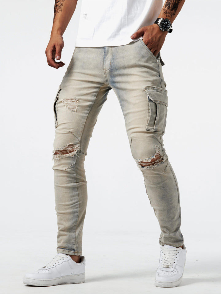 Modieuze heren outfit met comfortabele slim fit cargo jeans, ideaal voor casual en streetwear.