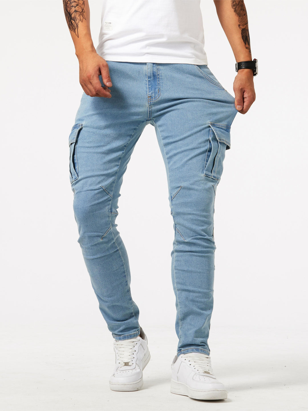 Opgevouwen heren cargo jeans in slim fit met stretch en handige zakken voor een moderne mannenmode.