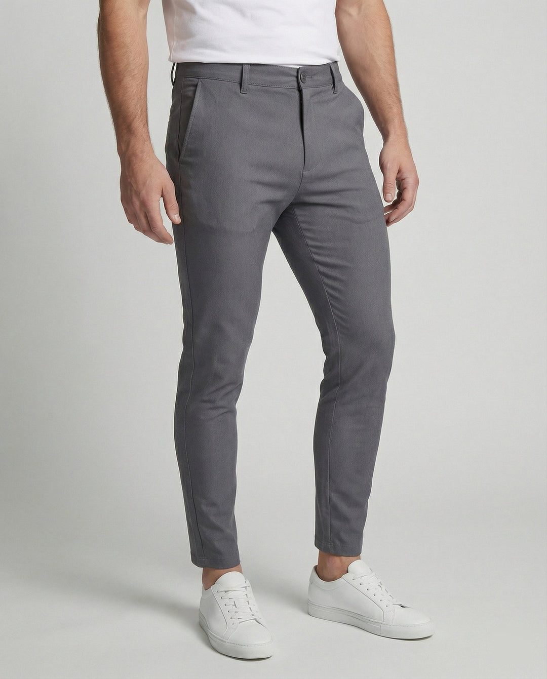 Slim fit heren chino broek in modern design, perfect voor een stijlvolle smart casual look.
