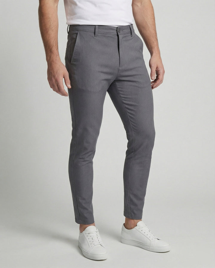 Slim fit heren chino broek in modern design, perfect voor een stijlvolle smart casual look.