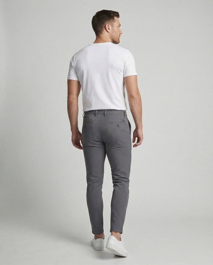 Veelzijdige slim fit chino broek voor mannen, perfect voor dagelijkse mode en smart casual outfits.