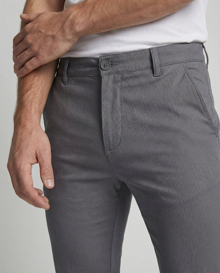 Stijlvolle slim fit heren chino, verkrijgbaar in diverse kleuren, essentieel voor elke garderobe.