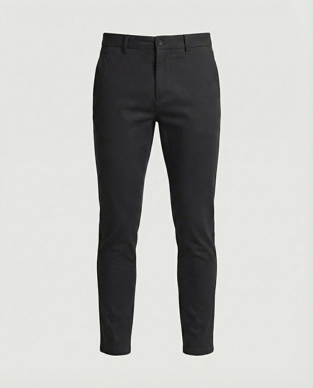 Man draagt een slim fit heren chino broek, toont comfort en stijl voor elke dag.