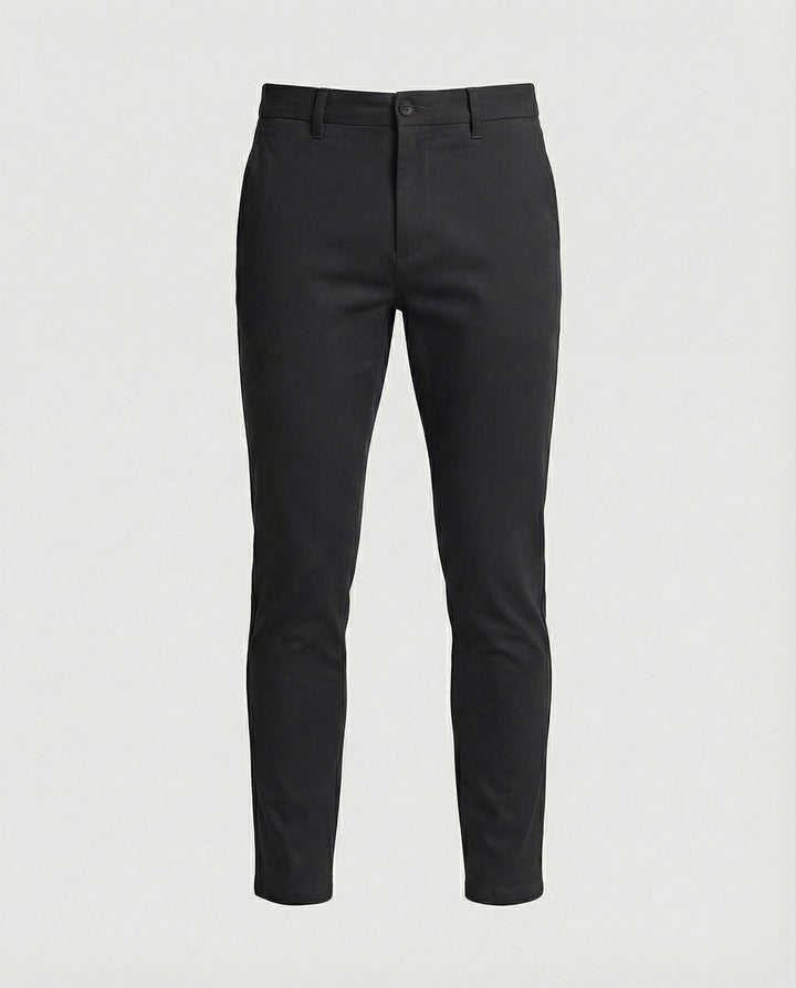 Man draagt een slim fit heren chino broek, toont comfort en stijl voor elke dag.