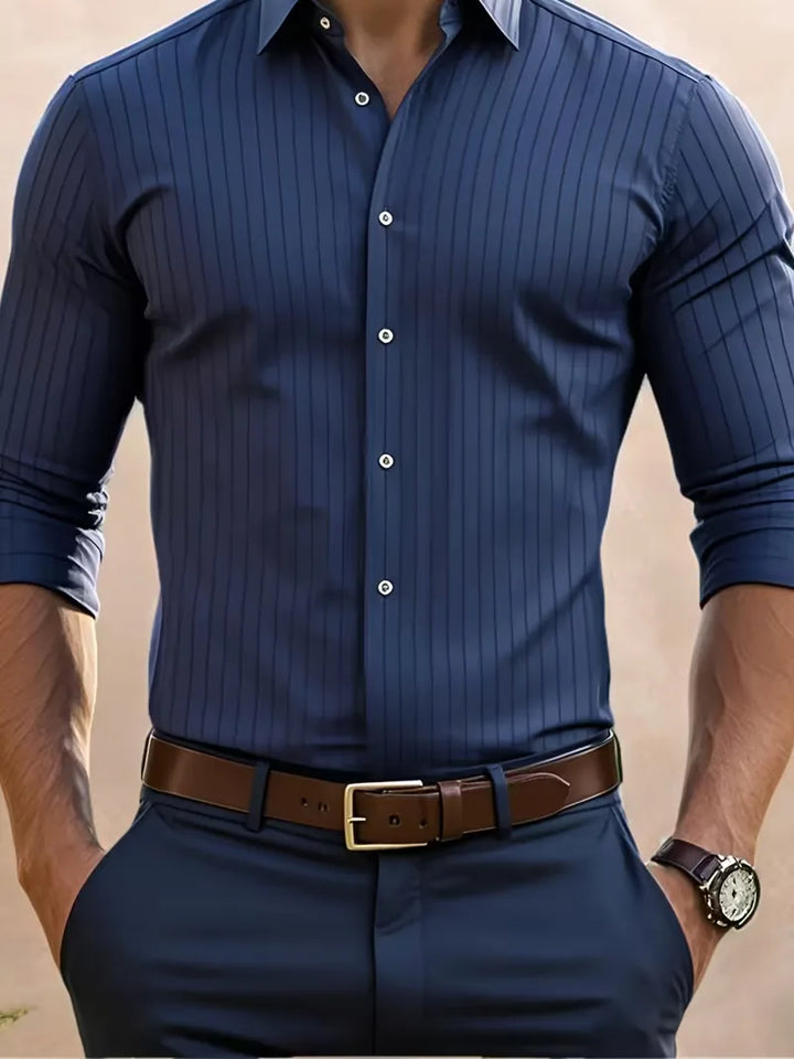 Slim fit herenoverhemd met marineblauwe streepjes, mandarijnkraag en lange mouwen voor een formele look.