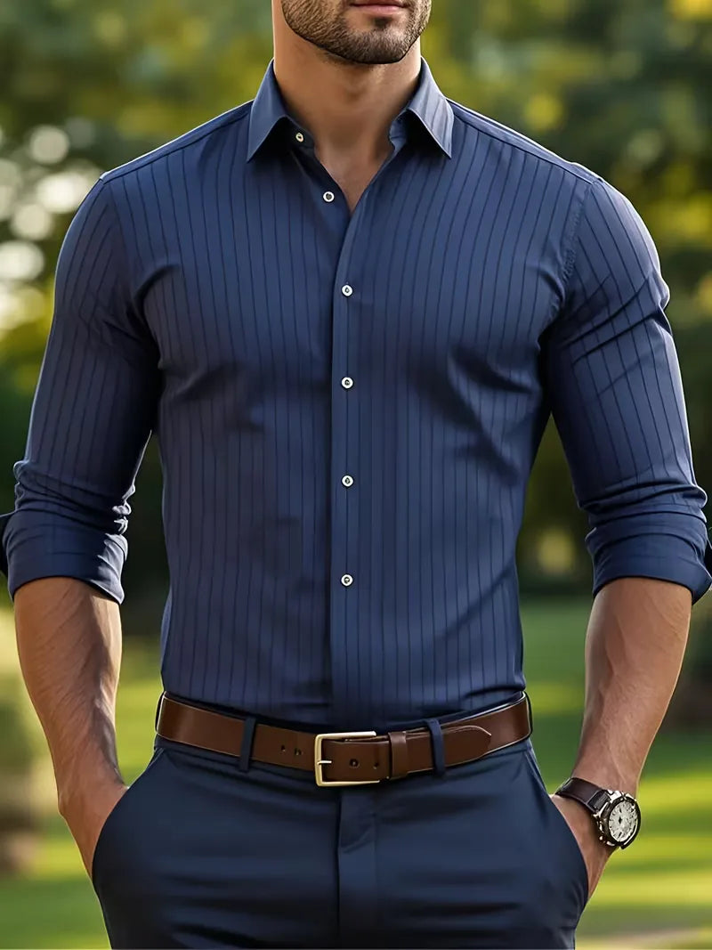 Zakelijk slimfit overhemd voor heren, marineblauw met streepjes en moderne mandarijnkraag, perfect voor kantoor.