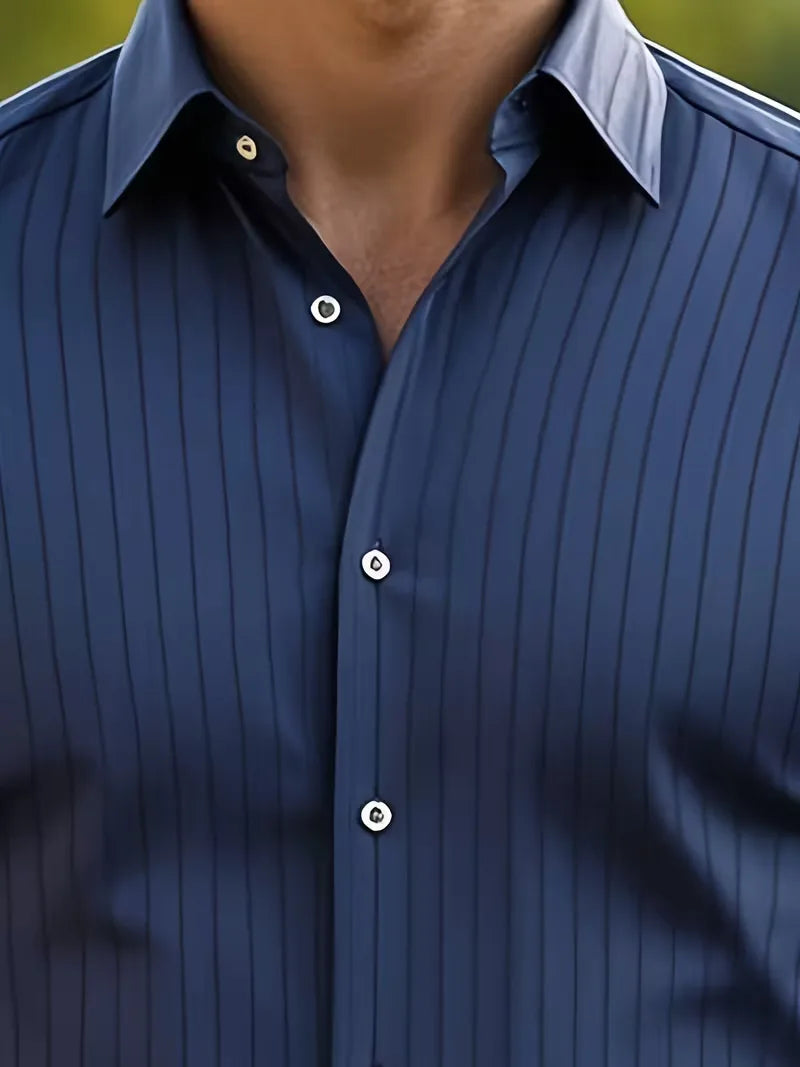Elegante heren slim fit overhemd met mandarijnkraag en subtiele streepjes, benadrukt een strakke look.
