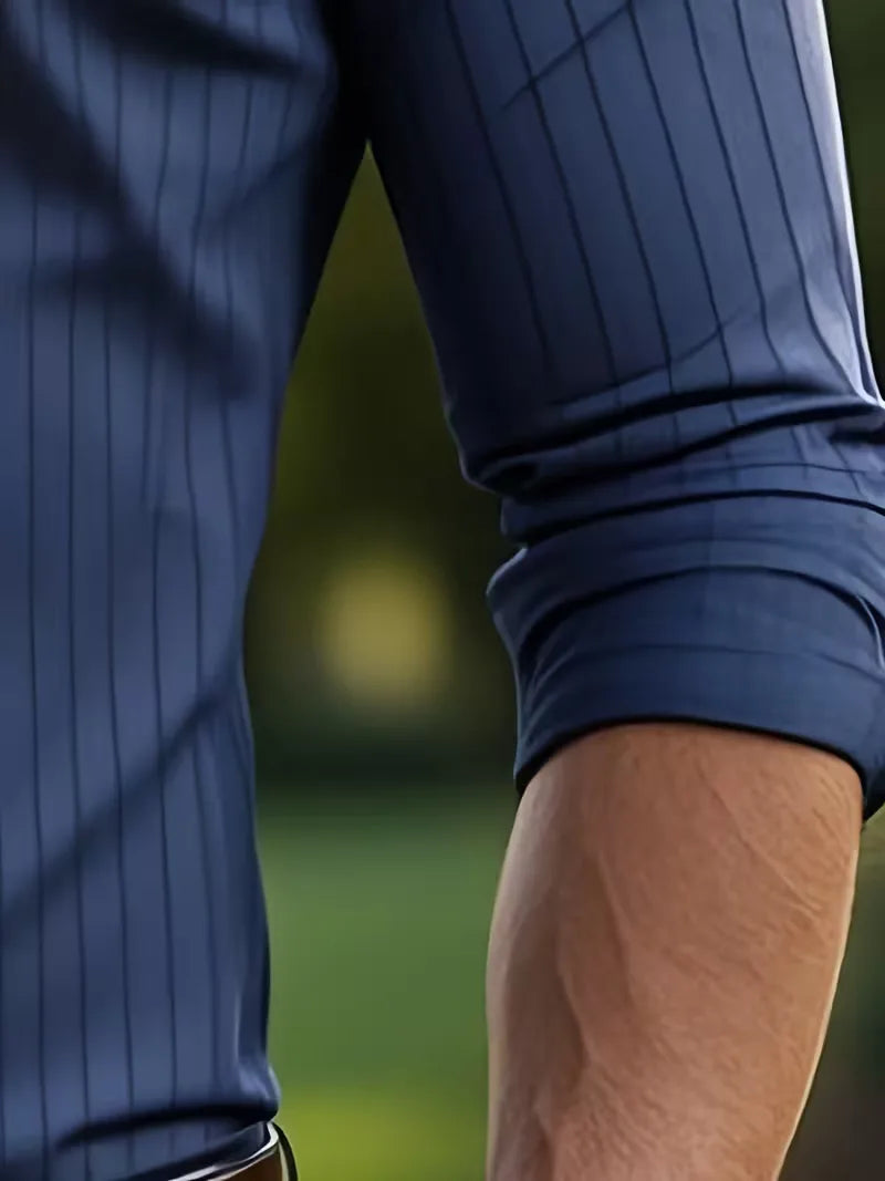 Marineblauw gestreept herenoverhemd, slim fit met mandarijnkraag, geschikt voor zowel formeel als casual.