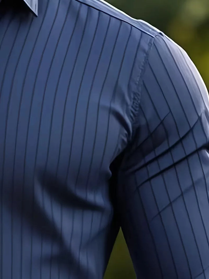 Professioneel herenoverhemd, slim fit, met marineblauwe streepjes en mandarijnkraag voor zakelijke kleding.