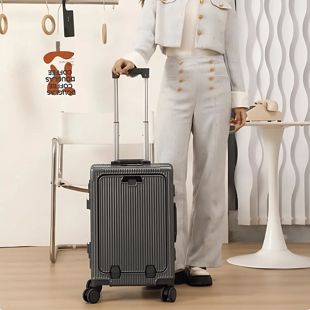 Compacte hartschalen handbagagekoffer met USB-poorten, ideaal voor opladen onderweg.